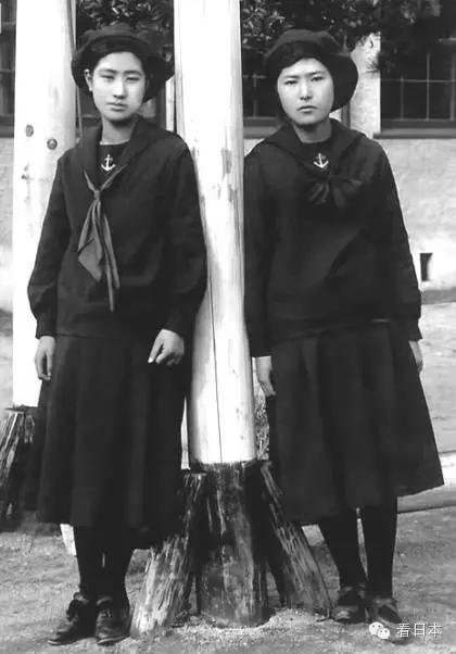 这是1921年的女学生所穿的学校制服,是从美国学校发展来的.