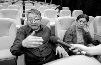 方剂哥在庭后承受记者采访。京华时报记者欧阳晓菲摄