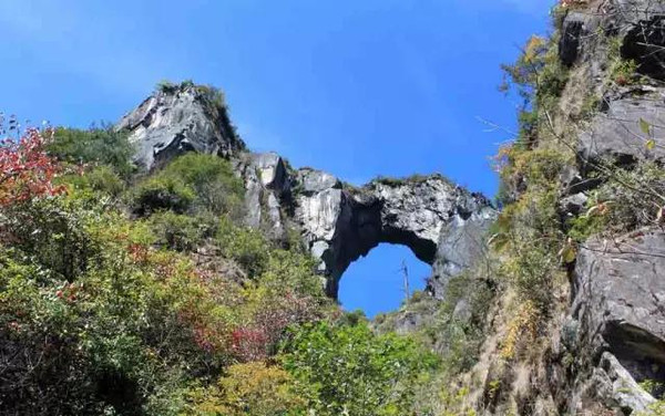 石月亮位于高黎贡山山脉中段3300米峰巅处,石月亮四周都是悬崖峭壁,深