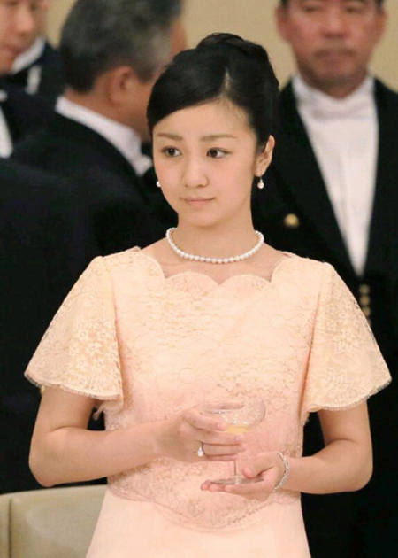 日本佳子公主佩戴珍珠首饰出席皇宫晚宴