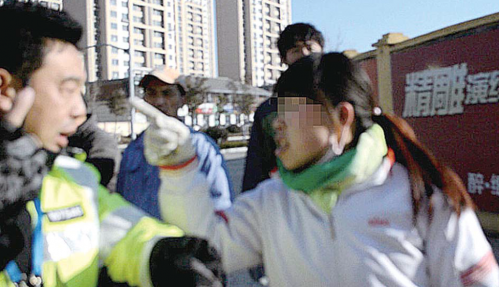 济南一女司机违停被罚 当街骂交警20分钟(图)