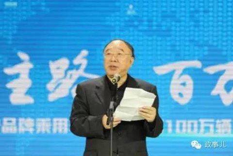 “政事儿”(微信ID:gcxxjgzh)注意到,近日,重庆当地媒体都发表了一条消息:《黄奇帆:重庆布局“三大新政”迎娶新能源汽车》。