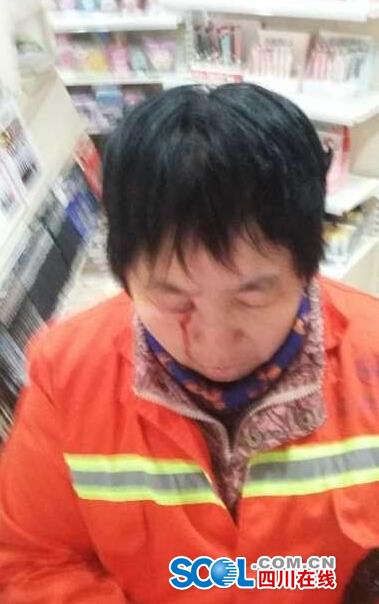 四川南部县一环卫老人被商家打伤 因扫地有灰尘
