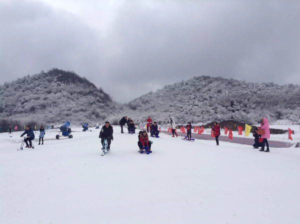 12月26日,茅草坝滑雪场正式开门迎客 12月18日 奉节首届冰雪旅游季