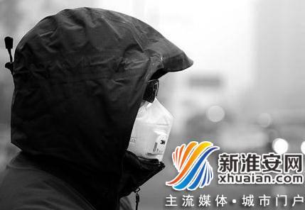 昨天7时,空气重污染红色预警正式启动。一大早,城六区和南部地区的空气质量率先转差。8时的监测数据显示,全市PM2.5浓度南北差异较大,城六区和南部地区整体达到了重度污染水平,北部地区还保持良好状态<b