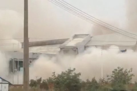 一排排厂房多米诺骨牌般倒下,扬起漫天尘土。5秒钟内,厂房轰然坍塌。视频截图