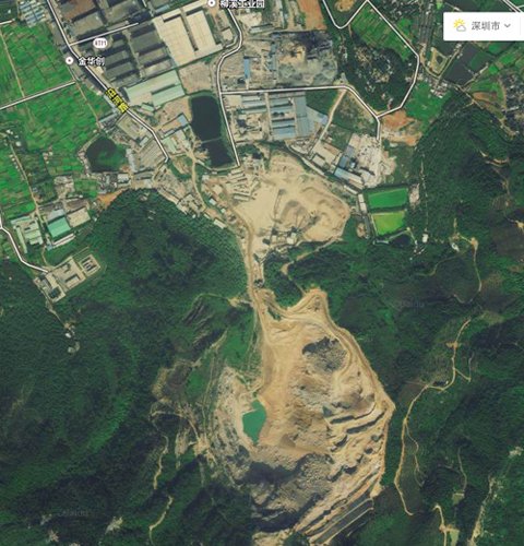 事发现场卫星地图显示,南面山体绿植已被挖空,裸露出大块的黄褐色地表。图片来自网络