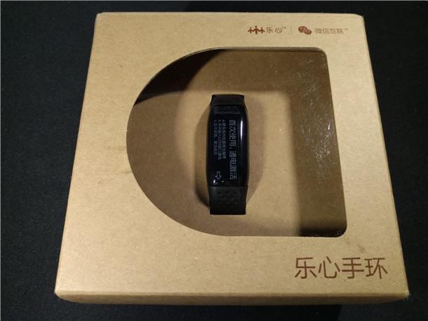 背面印有乐心手环的产品型号、产品功能、产品制造厂商等信息。