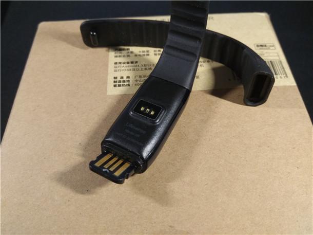 背面印有乐心手环的产品型号、产品功能、产品制造厂商等信息。