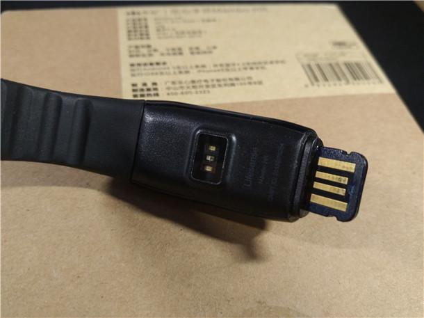 背面印有乐心手环的产品型号、产品功能、产品制造厂商等信息。