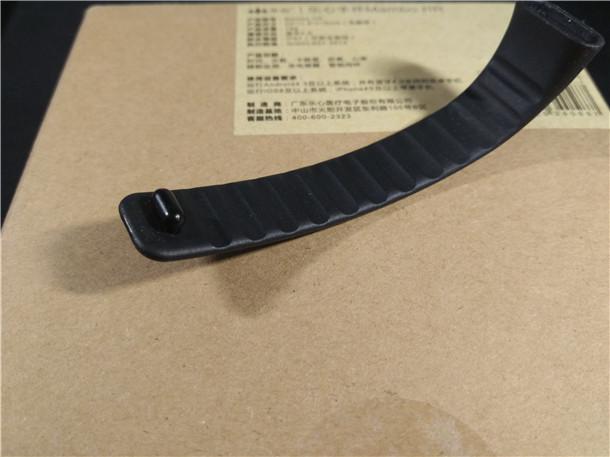 背面印有乐心手环的产品型号、产品功能、产品制造厂商等信息。