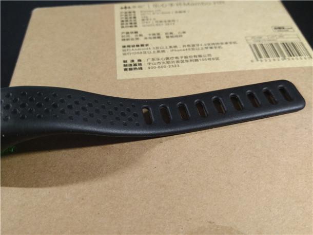 背面印有乐心手环的产品型号、产品功能、产品制造厂商等信息。