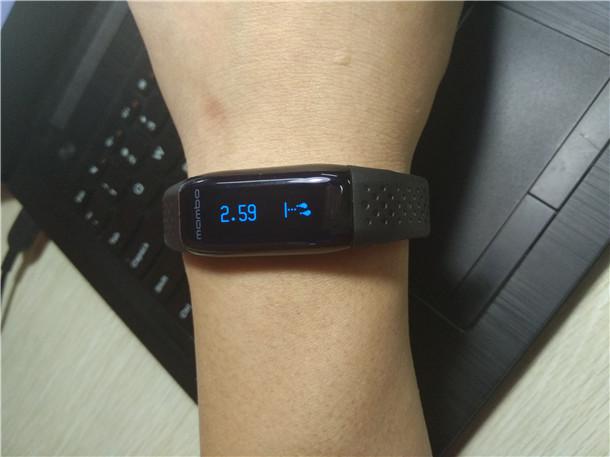背面印有乐心手环的产品型号、产品功能、产品制造厂商等信息。