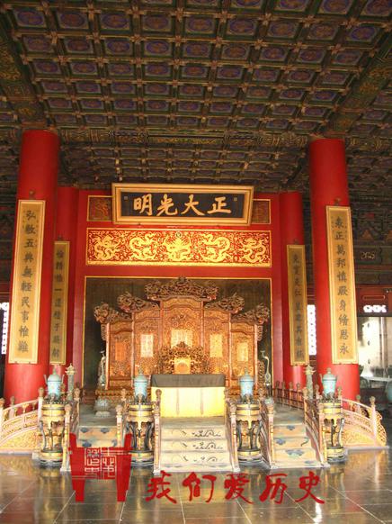 雍正皇帝的办公地点则定在圆明园建成的正大光明殿和勤政亲贤殿;乾隆