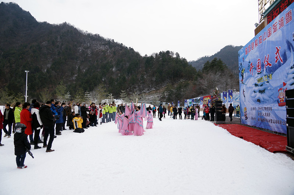 留坝县紫柏山国际滑雪场开园,惠民活动多!