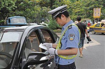 话说在北京,这5辆面包车经常被交警拦车,但交警检查后又放行了.