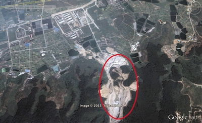 2002年,此处为采石场,山体被挖出一个山谷状深坑。