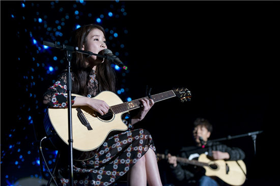 韩国民妹妹IU北京开唱 吉他弹唱惊喜不断-韩娱