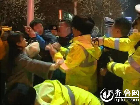 酒驾被查全家耍酒疯 女子向民警表白：就喜欢你