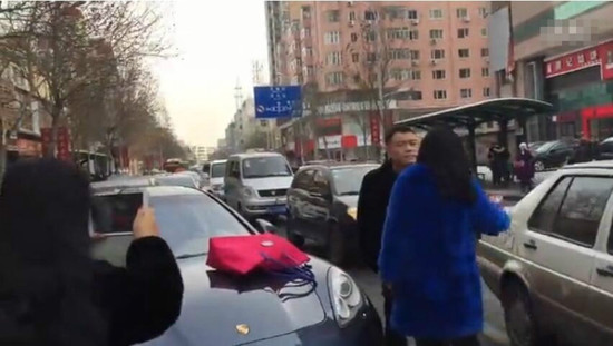 女子为让老公买40万紫貂大衣 趴豪车致交通瘫痪