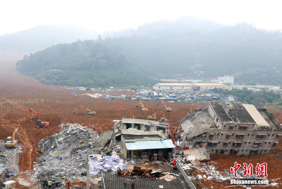 深圳山体滑坡现场发现多处生命迹象 救援难度