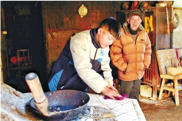 17岁少年6年拾荒打短工 还清过世父母欠债