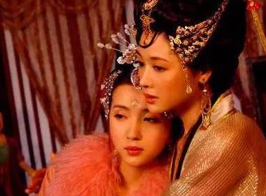 韦氏原是郑皇后宫中的普通侍女,后来结拜姐妹乔氏得到宠幸,封为贵妃