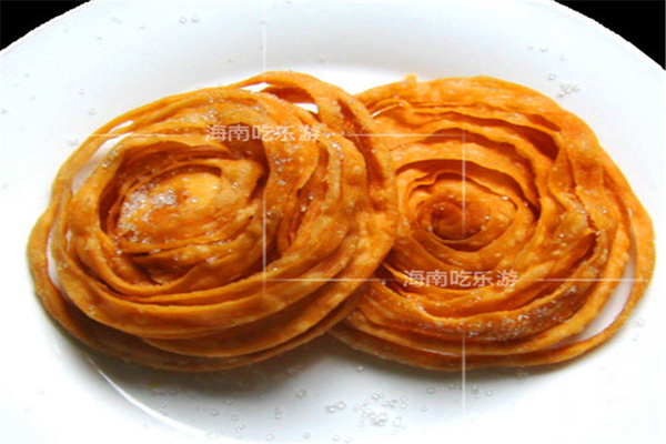 东坡饼 东坡饼又名空心饼,千层饼,是为纪念苏东坡而命名的,也可称为
