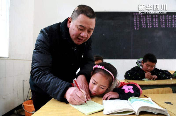 记峨边彝族自治县平等乡战斗村小学支教老师陈勇