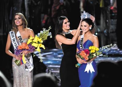 哥伦比亚小姐（左）误被当成冠军，菲律宾小姐（右）才是第一