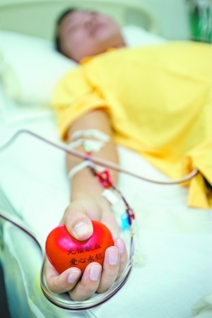 黄圳鹏一边捏爱心球一边捐献造血干细胞。广州日报记者苏俊杰 摄