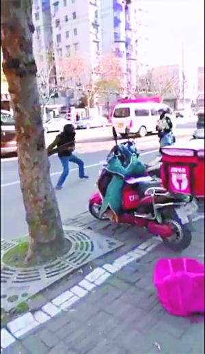 外卖哥助民警制服抗法快递员