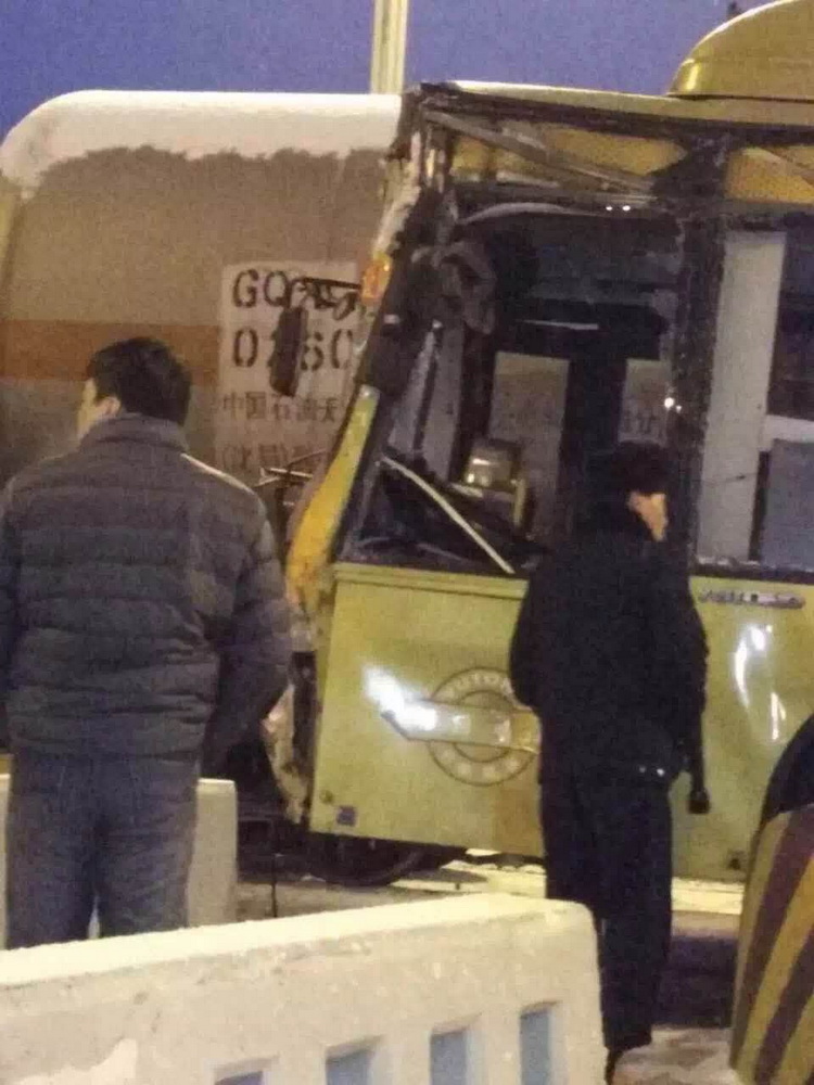 哈尔滨公交车与油罐货运火车相撞 火车车体脱轨