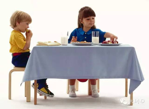 吃饭时玩玩具、扔餐具,是时候教宝宝餐桌礼仪