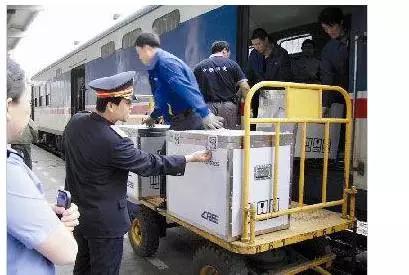 包裹是指适合在旅客列车行李车内运输的小件货物.