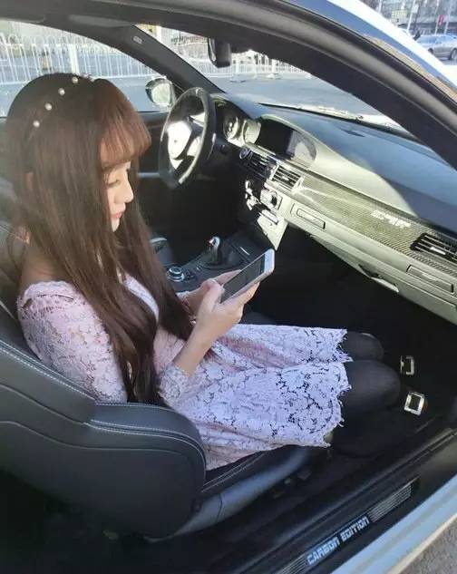 在结识车主过程,坐他的豪车拍照并发上网,希望能引起关注.