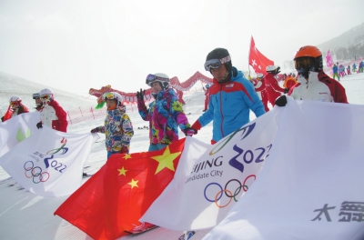 中国第一位自由式滑雪世界冠军郭丹丹女士领滑《助力冬奥,激情太舞》.