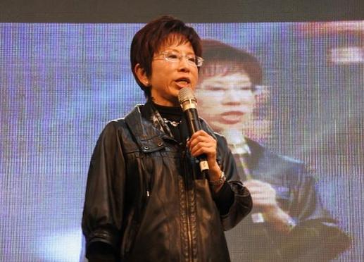 国民党“总统”候选人朱立伦竞选总部顾问团团长洪秀柱19日晚上在上海参加台商后援会举办的晚会,为国民党拉票