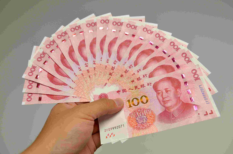 其次,再来看一下2015版"土豪金"百元大钞面世吧.