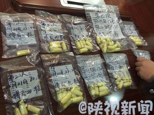 男子体内运毒品近500克 途中忍不住拉出又吞回