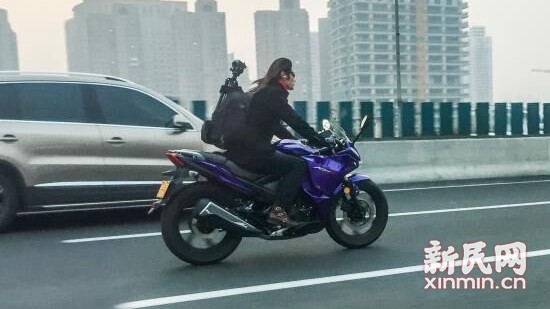 上海追风男子开摩托上高架 被扣5分罚250元