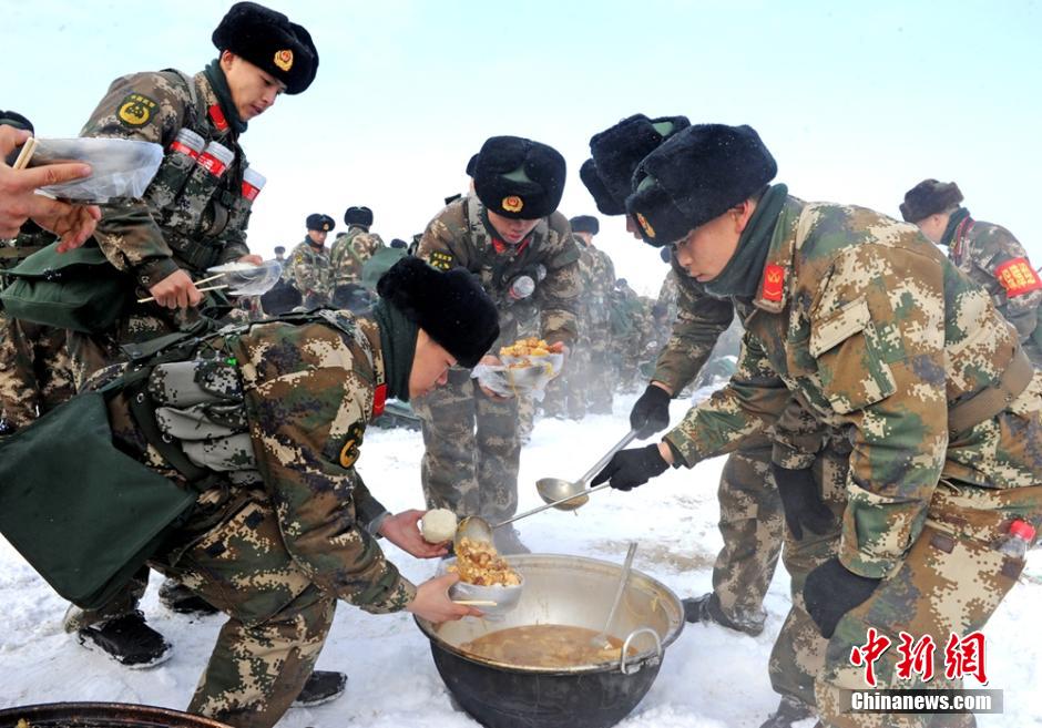 12月中旬以来,武警新疆总队巴州支队组织数百名95后新战士顶风雪,冒