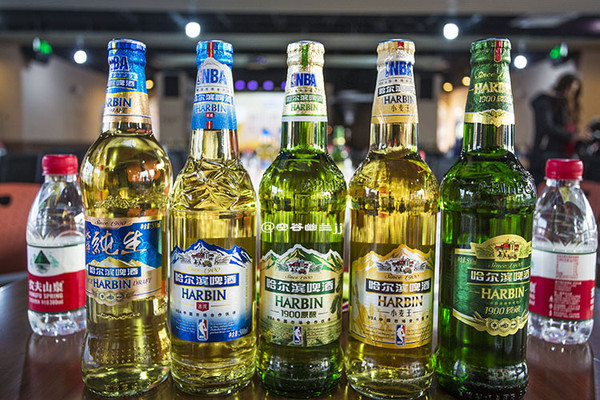 这是品鉴会的五种哈尔滨啤酒,品鉴师指导大家按顺序品尝,讲解啤酒有