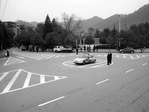 道路上施画的安全岛是怎样来的?