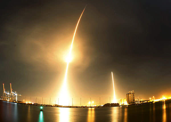 英语新闻:SpaceX首次成功回收一级火箭