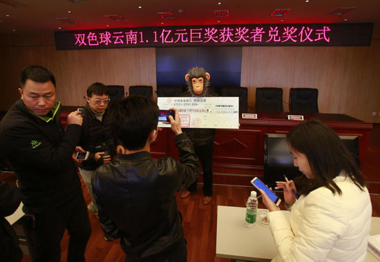 云南1.1亿元巨奖得主戴猴面具领奖(图)