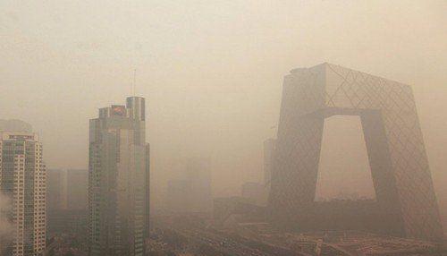 11月30日，美国航天局新一代极地轨道卫星上的“可见光红外成像辐射仪”拍摄图像清晰显示，笼罩在中国上空的雾霾从北京地区向内地西南方向延伸数百公里，在关中平原等低洼地带尤严重。 图为北京近期持续遭遇严重雾霾。