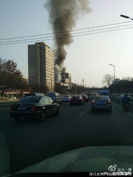北京航天桥附近一楼着火 浓烟滚滚(图)