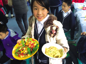 小学办收获节：中国小学生教泰国小学生做葱油饼