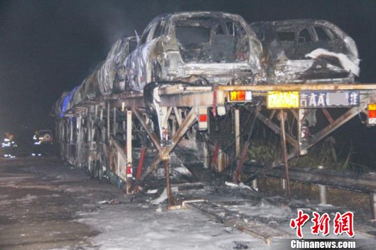 广西重型半挂车自燃 19辆奥迪被烧毁(图)